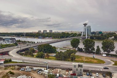 Bratislava Slovakya şehir manzarası Tuna Nehri üzerindeki SNP Köprüsü, suyu geçen ana yol, direğin tepesindeki UFO şekilli gözlem güvertesi