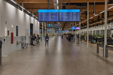Budapeşte, Macaristan - 20 Ekim 2022: Budapeşte Liszt Ferenc Havalimanı 'ndaki terminal binasının içi. Düşük maliyetli havayolları için yeni iskele