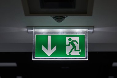 Karanlıkta parlayan acil çıkış işareti