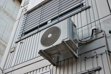 Duvardaki bir klimanın dış ünitesi.