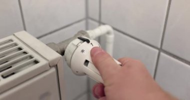 Isıtma radyatörü termostat regülatör vanasını açıyorum.