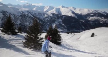 Alplerde kayak yapmak, çekimleri vibratörle takip etmek, piste çıkmak.