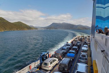 Wellington, Yeni Zelanda - 01 Mart 2016: Yeni Zelanda 'nın Güney ve Kuzey Adaları arasındaki feribot nakliye araçları ve yolcular. Ülkenin iki kesimini birbirine bağlayan önemli bir bağlantı.