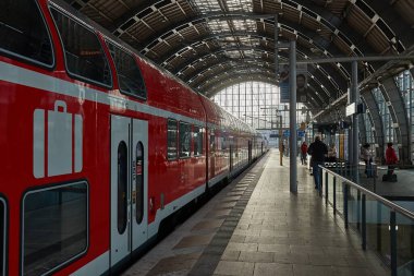 Berlin, Almanya - 20 Ekim 2022 Berlin Hauptbahnhof tren istasyonu, çift katlı yolcu vagonları