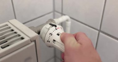 Isıtma radyatörü termostat regülatör valfinin kapatılması, gaz enerji harcamalarından tasarruf, yüksek elektrik faturaları, enerji krizi