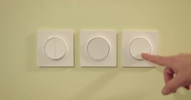 Geceleri bir odanın ışıkları kapanıyor.