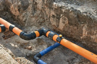 Şehir yeniden inşa alanı, kazılmış caddenin, kaldırımın ve daha yakın yolun altındaki elektrik tesisatı.