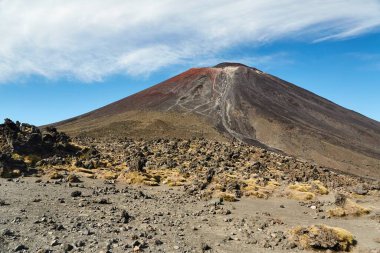 Tongariro Ulusal Parkı 'ndaki volkanik manzara, Yeni Zelanda, Ngauruhoe Dağı manzarası.