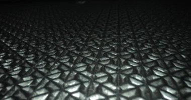 Metal ızgara yansıtan ışık, kamera hareketi, engebeli üç boyutlu yüzey, geometrik yapı, geleceksel yapı