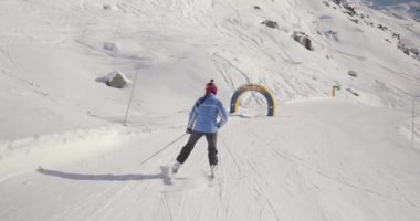 Vameinier, Fransa - 2023 dolaylarında Alplerde kayak yapmak, çocuklar için engellerle dolu bir pistte çekim yapmak