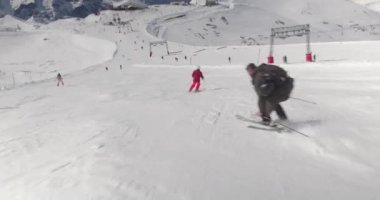 Alplerde kayak yapmak, kayakçı hızla aşağı inmek, dinamik POV 'u takip etmek