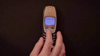 Pizza sipariş etmek için kullanılan eski bir cep telefonu.