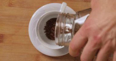 Kahve, hazır ürüne su ve süt dökme, 120 fps görüntüden yavaş çekim hız kesme, tam hazırlık prosedürü.