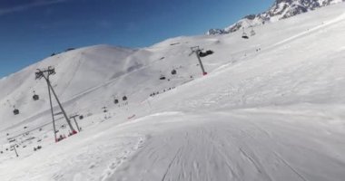 Fransa 'nın Alpe dHuez kayak sahasında kayak yapmak, güneş parlaması, yatılı kayağın çapraz dönüşü, birinci şahıs bakış açısıyla aksiyon.