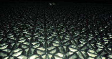 Metal ızgara yansıtan ışık, kamera hareketi, engebeli üç boyutlu yüzey, geometrik yapı, geleceksel yapı