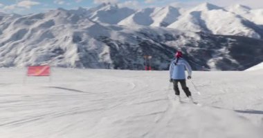 Alplerde kayak yapmak, kamerayla çekim yapmak, kış sporları.