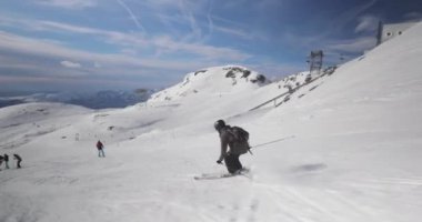 Alplerde kayak, alçalan kayakçı, dinamik takip çekimi