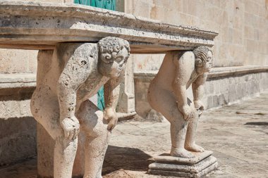 Akdeniz adasındaki eski heykeller