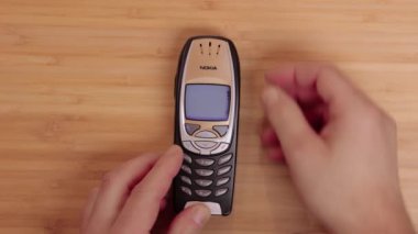 Budapeşte, Macaristan - 10 Ocak 2021: Klasik Nokia 6310i cep telefonu açıldı ve karşılama animasyonu sergilendi. Eski model cep telefonu çalışma aygıtı