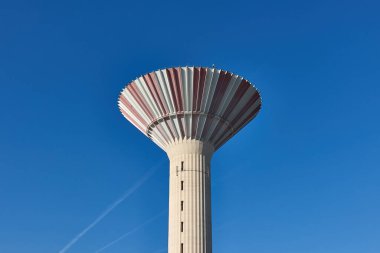Güneşli mavi gökyüzüne karşı dev su kulesi beton yapı. Csepel, Budapeşte, Macaristan
