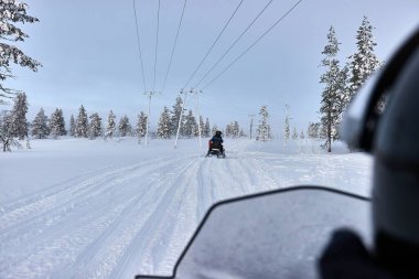 Finlandiya 'da kar motosikletine binmek, Laponya köyü yakınlarında trafik, yolcu manzarası