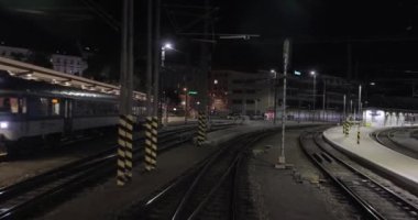 Brno, Çek Cumhuriyeti - 22 Kasım 2024: Brno ana istasyonunu trenle terk etmek. Çek Cumhuriyeti 'nde önemli bir demiryolu hattı. Prag 'dan Budapeşte' ye giden Eurocity yolcu treni