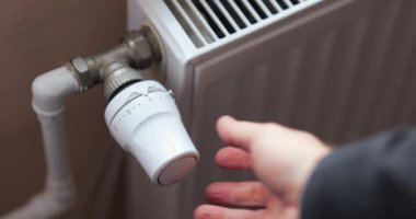 Odadaki ısıtma radyatörünü kapatmak, enerji ve elektrik harcamalarından tasarruf etmek, masrafları kısmak.