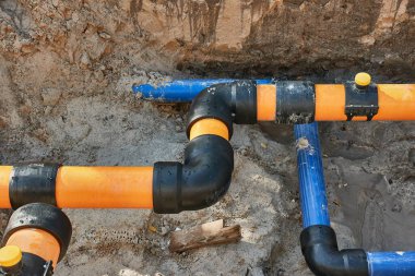 Şehir caddesi yeniden inşa alanı, kazılmış kaldırımların, kaldırımların ve yolların altındaki elektrik tesisatı kapalı.