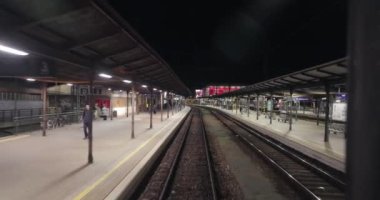 Brno, Çek Cumhuriyeti - 22 Kasım 2024: Brno ana istasyonunu trenle terk etmek. Çek Cumhuriyeti 'nde önemli bir demiryolu hattı. Prag 'dan Budapeşte' ye giden Eurocity yolcu treni