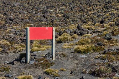 Yüksek bir dağ yürüyüşü patikasına imza atın, daha fazla özel metin için boş yer. Kılavuz ya da uyarı işareti