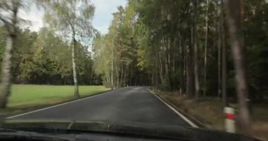 Bir kır yolu, tepeler ve ormanlar üzerinde iç mekan manzarası