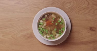 Masada tavuk ve sebzeli et çorbası, karıştırıcı sıcak yemek.