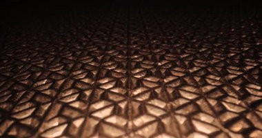 Metal şebeke yansıtan ışık, kamera hareketi, engebeli 3D yüzey, geometrik yapı, geleceksel yapı, ileriye doğru hareket eden