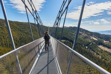 Skybridge 721 ile Çek Cumhuriyeti 'nin dünyanın en uzun köprüsü arasında asma bir köprüde yürüyorum.