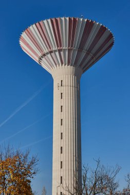 Güneşli mavi gökyüzüne karşı dev su kulesi beton yapı. Csepel, Budapeşte, Macaristan
