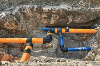 Kazılmış kaldırımların, kaldırımların ve yolların altındaki kamu hizmeti boruları, su dağıtım sistemi