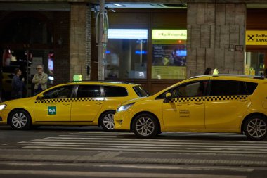 Budapeşte, Macaristan - 24 Mayıs 2024: Budapeşte 'de gece şehir merkezi trafiği, caddelerde taksi kullanan arabalar