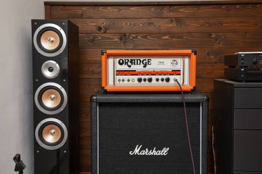 Budapeşte, Macaristan - 28 Ocak 2025: Orange TH30 gitar amplifikatörü, klasik İngiliz gitar amfisi Marshall 4x12 hoparlör taksisi üzerine bir stüdyoda.