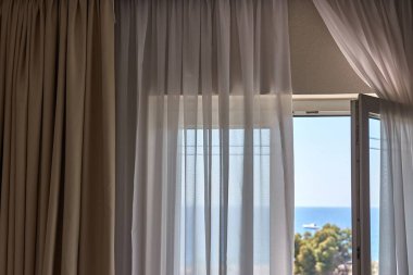 Deniz manzaralı balkon kapısı açık yaz güneşli deniz kenarında