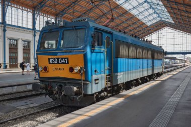 Budapeşte, Macaristan - 30 Haziran 2024: Budapeşte 'deki Nyugati Tren İstasyonu' nda Macar Elektrik lokomotifleri. Macaristan 'da Ganz tarafından üretilen V43 ve V63 modelleri MAV demiryolu ağının belkemiğidir.