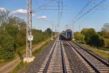 Demiryolu rayları son vagondan görünüyor, diğer patika da paralel yoldan geçiyor.