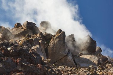 Ngauruhoe Dağı 'nda volkanik hareketlilik, zirvede buhar deliği.
