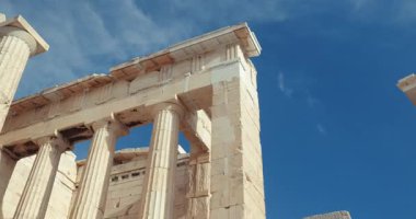 Antik kalıntılar, Atina Akropolü 'ndeki sütunlar, antik Yunan medeniyetinin simgesi, 4k 60 fps 60p görüntü