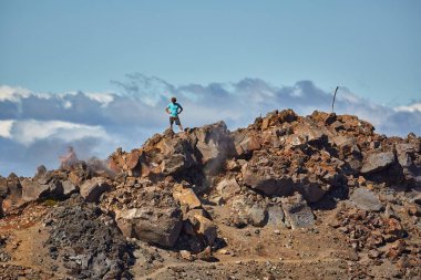 Tongariro Alpine Crossing, Yeni Zelanda - 2 Nisan 2016: Yüzüklerin Efendisi filmlerinde Doom Dağı olarak kullanılan ünlü volkan Ngauruhoe Dağı 'na tırmanan turist. Kızıl Kraterin kenarında duran adam.