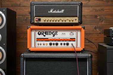 Budapeşte, Macaristan - 28 Ocak 2025: Orange TH30 gitar amplifikatörü, klasik İngiliz gitar amfisi hepsi bir stüdyoda, Marshall DSL 20 tüm tüp