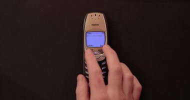 Budapeşte, Macaristan - 2021 civarı: Kısa mesajda, eski bir cep telefonu ekranına kısa bir mesajla, kısa bir mesajla tamam, kısa bir cevapla