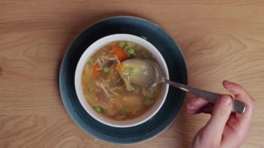 Tavuklu et çorbası ve kaşıklı sebze yemek.