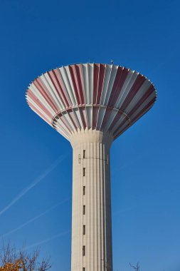 Güneşli mavi gökyüzüne karşı dev su kulesi beton yapı. Csepel, Budapeşte, Macaristan