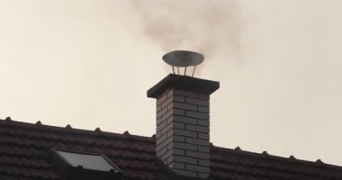 Kırsal çatı bacası, yanan odun ve kömürden çıkan yoğun duman. Kötü ısıtma uygulamalarından kaynaklanan hava kirliliği Doğu Avrupa kırsallarında yaygındır.