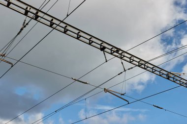 Elektrikli bir demiryolu hattının elektrik şebekesi.